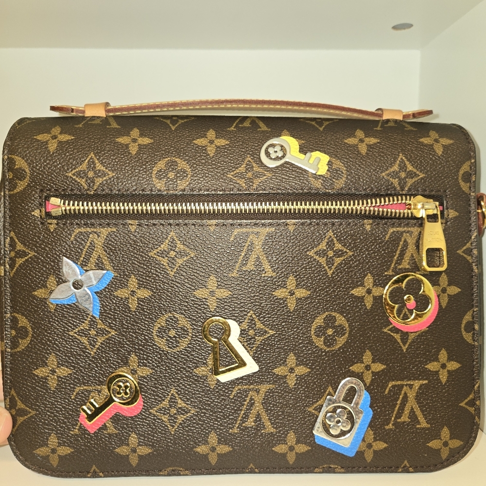 Louis Vuitton Monogram Love Lock Pochette Metis - Picture 2 of 5